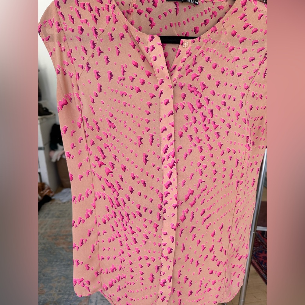 Ro and De pink sleeveless wrinkle free top. Size M